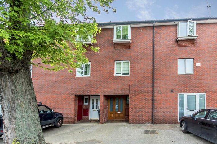 4 Bedroom Property To Rent In Fishers Lane, London, W4