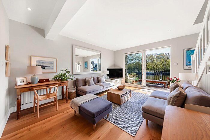 2 Bedroom Apartment To Rent In Hampton Wick, KT1