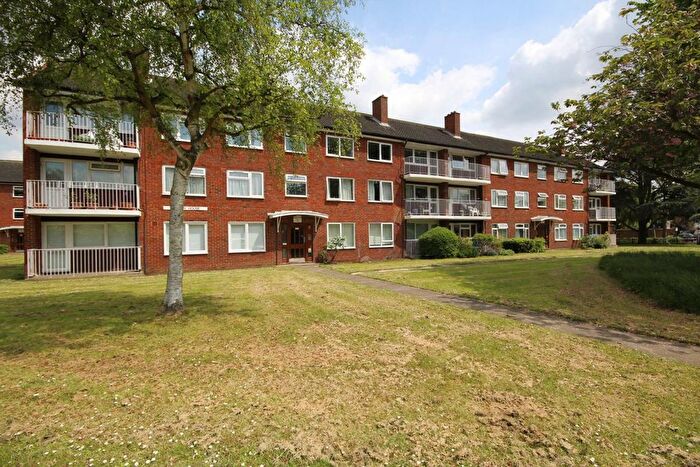 3 Bedroom Flat To Rent In Queenswood Avenue, Hampton, TW12