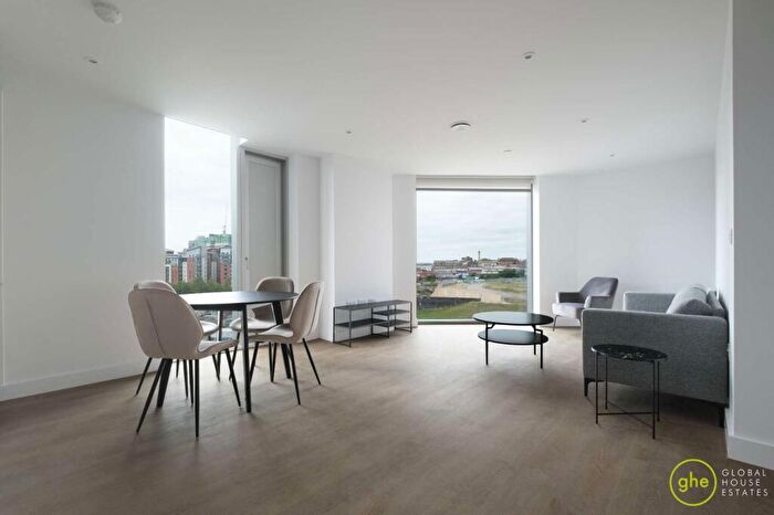 2 Bedroom Flat To Rent In Parkview, Manchester, Uk, M4