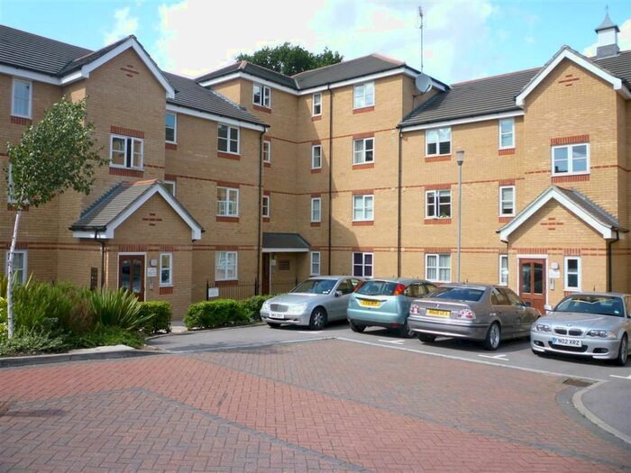 2 Bedroom Flat To Rent In Pickard Close, Southgate, N14