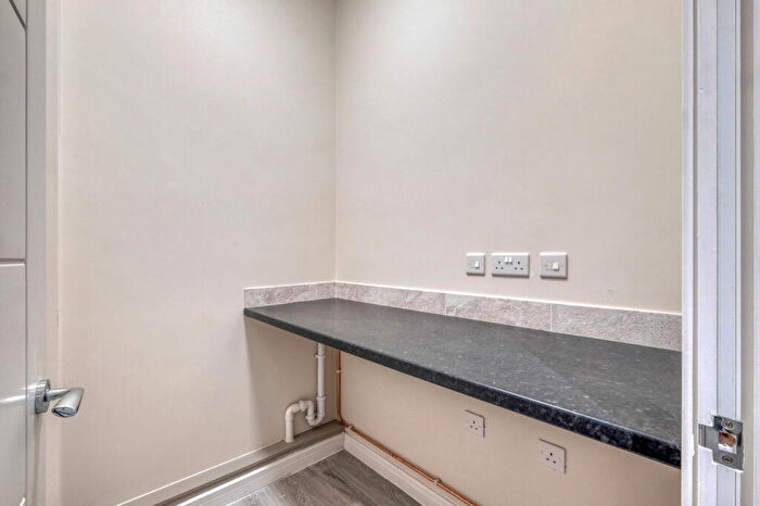 1 Bedroom Flat For Sale In Bridge House, - High Street, Birmingham, B14