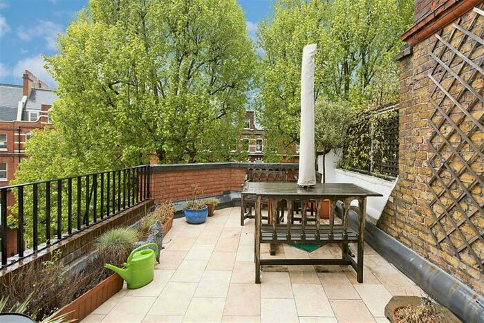 3 Bedroom Flat To Rent In Egerton Gardens, London, SW3