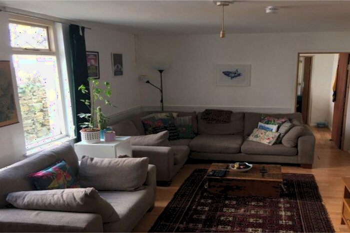 2 Bedroom Flat To Rent In Claude Road, Caerdydd, CF24