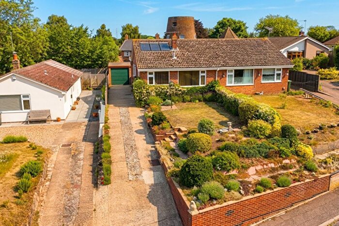 2 Bedroom Semi-Detached Bungalow For Sale In Hampton Avenue, Thurlton, Norwich, NR14