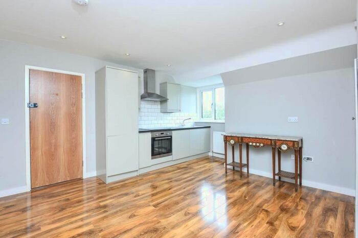 1 Bedroom Flat To Rent In Nether Street, West Finchley N12