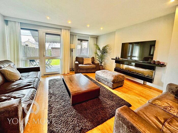 3 Bedroom Maisonette For Sale In Alamein Gardens, Dartford, Kent, DA2