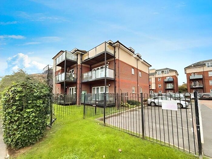 1 Bedroom Flat For Sale In Paddock Close, Windsor, Berkshire, SL4