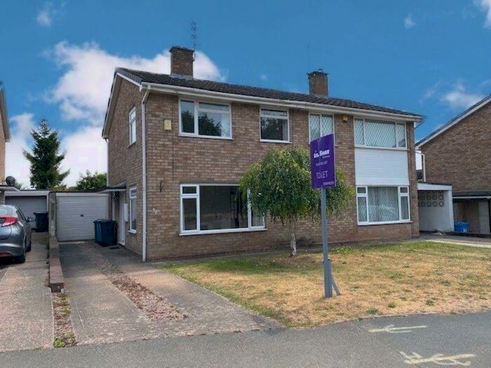 3 Bedroom Semi-Detached House To Rent In Wombourne Road, Swindon, DY3