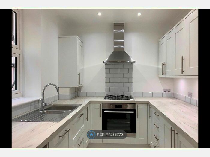 3 Bedroom Flat To Rent In Victoria Crescent, London SE19