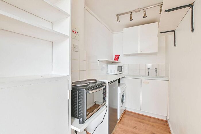 Studio To Rent In Colville Gardens, Westbourne Grove, London, W11