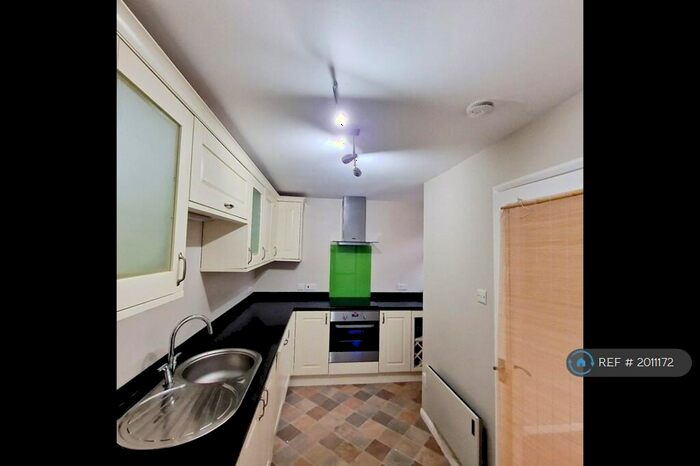 2 Bedroom Flat To Rent In Cobblers Close, Slough, SL2