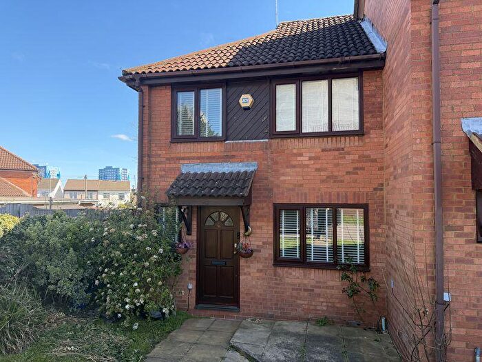 3 Bedroom End Of Terrace House For Sale In Haverdale, Luton, LU4