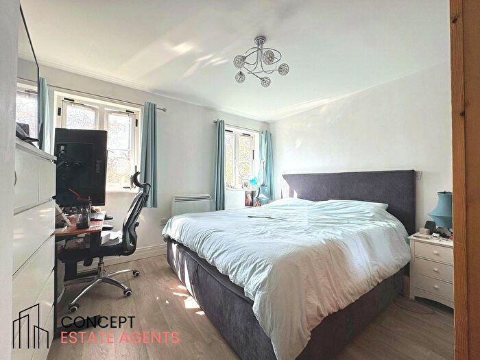 2 Bedroom Flat To Rent In Colborne Court, High Path, South Wimbledon, SW19