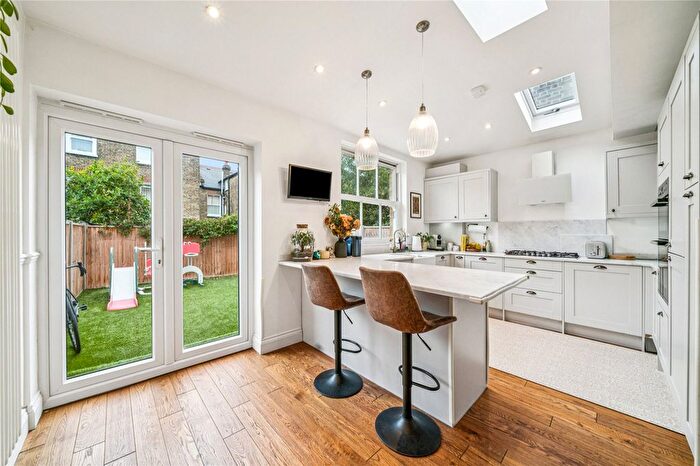 2 Bedroom Flat For Sale In Gosberton Road, SW12