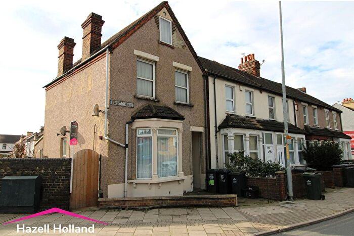 2 Bedroom Flat To Rent In East Hill, Dartford, DA1