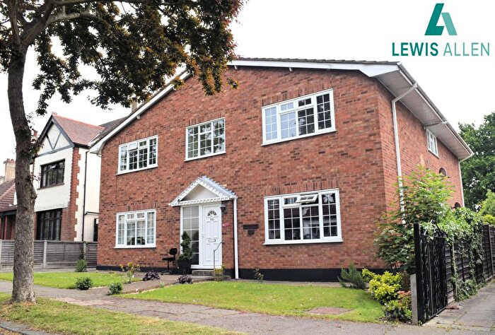 2 Bedroom Flat For Sale In Blenheim Crescent, Leigh-On-Sea, SS9