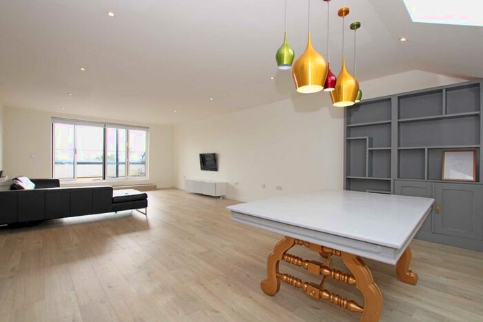 3 Bedroom Flat To Rent In Sidmouth Avenue, Isleworth, TW7