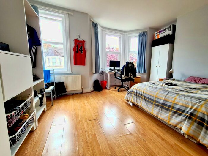 2 Bedroom Flat To Rent In Rutland Gardens, N4