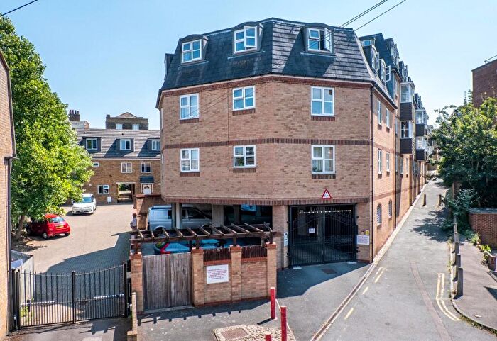 1 Bedroom Flat For Sale In Darwin Court, Gravel Walk, Rochester, ME1