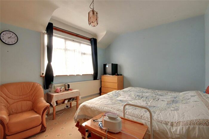 3 Bedroom End Of Terrace House For Sale In Holtwhites Hill, Enfield, EN2