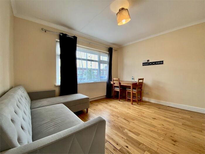 1 Bedroom Flat To Rent In Bilton Road, Perivale, Greenford, Greater London, UB6
