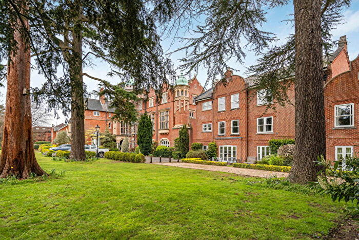 2 Bedroom Flat For Sale In Horseshoe Lane East, Merrow, GU1