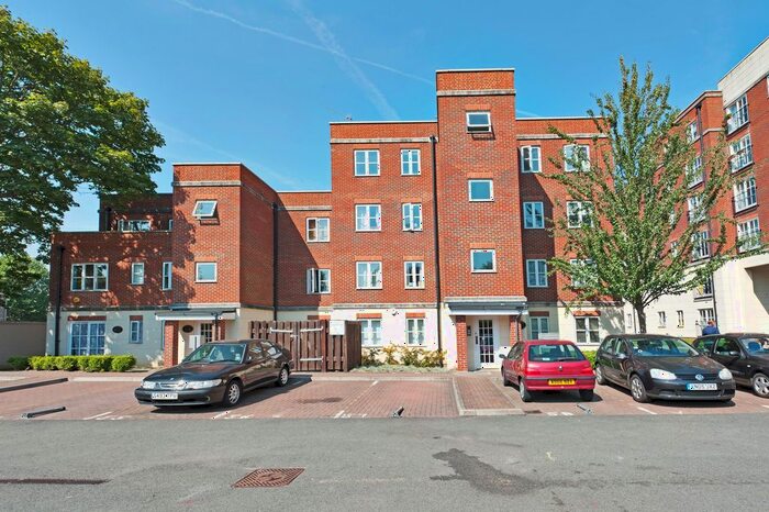 2 Bedroom Flat To Rent In Dukes Court, Lordship Lane, SE22