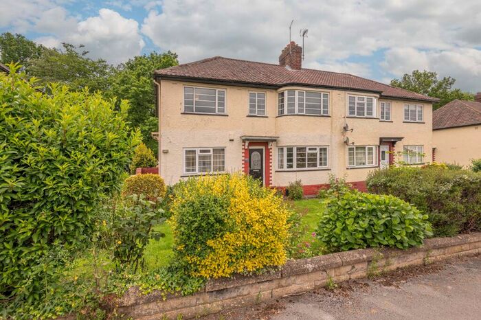 2 Bedroom Apartment To Rent In Redesdale Gardens, Leeds, LS16