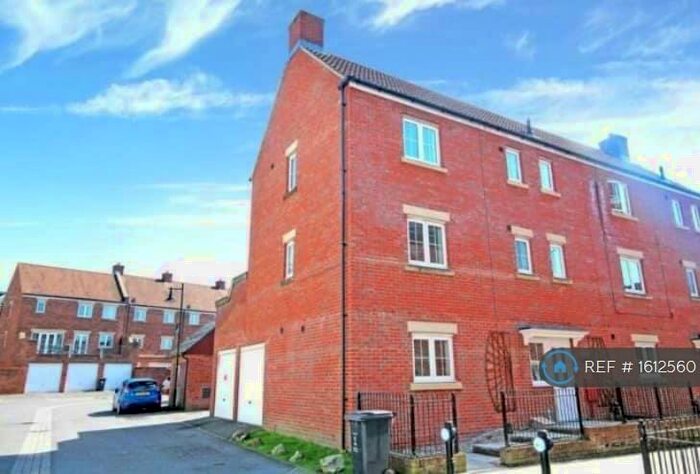 5 Bedroom Terraced House To Rent In Delft Crescent, Swindon, SN25