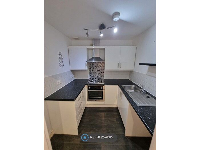 2 Bedroom Flat To Rent In Alban Court, Ashton-Under-Lyne, OL6