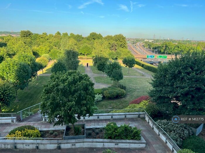 2 Bedroom Flat To Rent In Queen Mary Avenue, London, E18