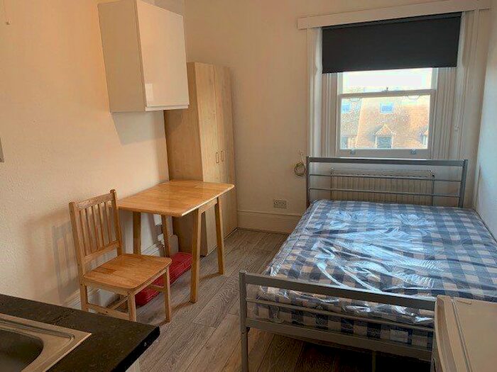 Studio To Rent In High Street, High Barnet, Barnet, EN5