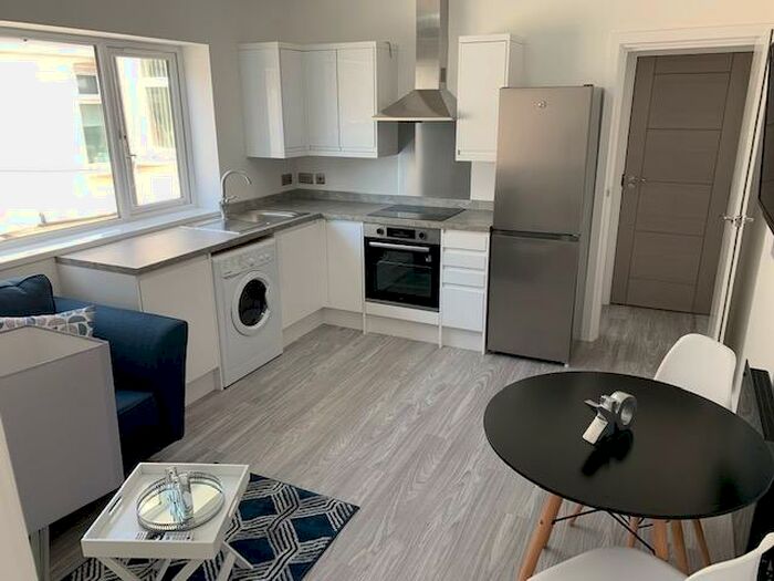 1 Bedroom Flat To Rent In Connaught Road, Cardiff, CF24