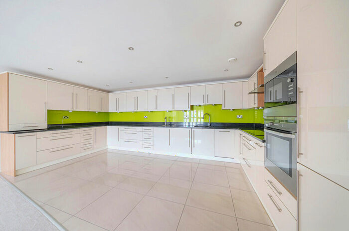 2 Bedroom Apartment For Sale In The Esplanade, Bognor Regis, West Sussex, PO21