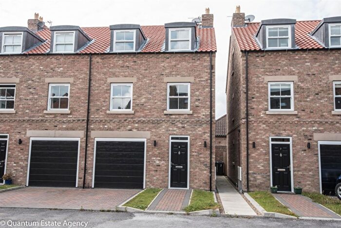 4 Bedroom Town House To Rent In Pulleyn Mews, Clifton, York, YO30
