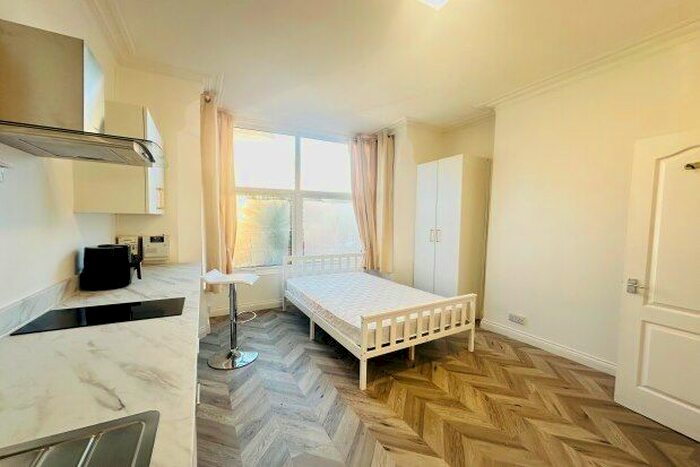 Studio To Rent In A Charnwood Grove, Nottingham, NG2