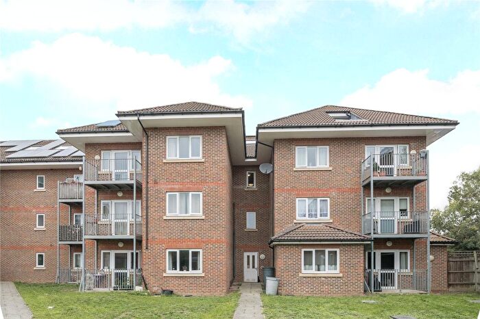1 Bedroom Flat For Sale In Oakbank Avenue, Walton-On-Thames, KT12