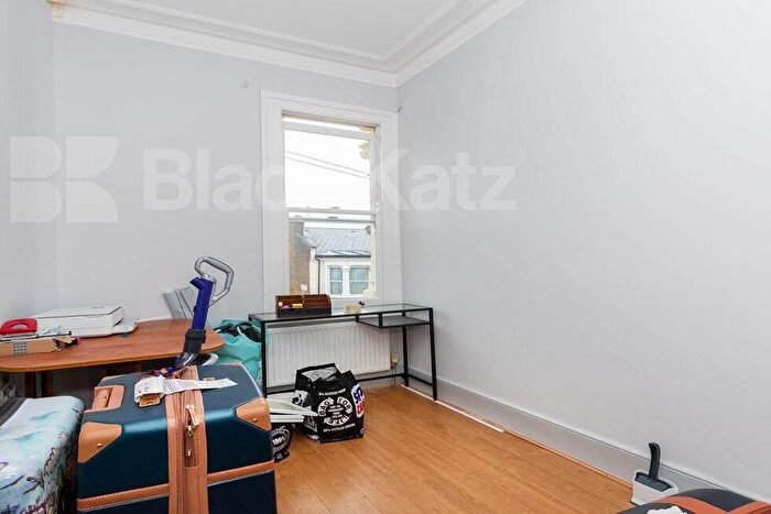 6 Bedroom Flat To Rent In Parolles Road, Archway, N19