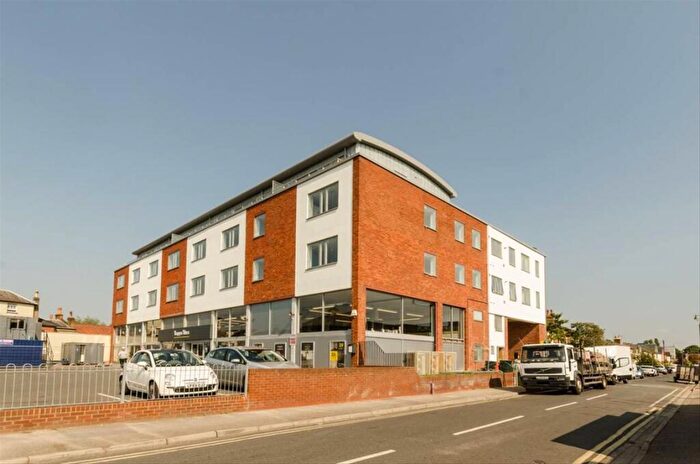 3 Bedroom Flat To Rent In Pemberton Road, East Molesey, KT8