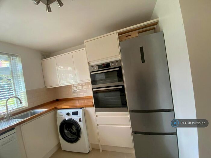 2 Bedroom Flat To Rent In Lynden Hyrst, Croydon, CR0