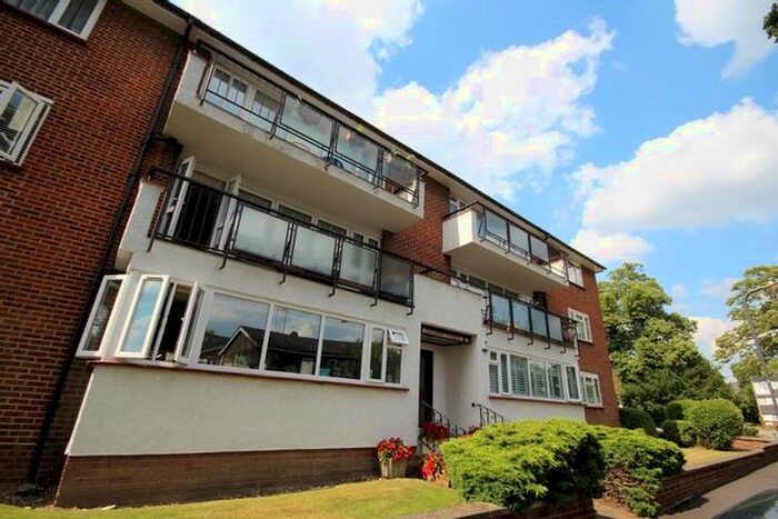 2 Bedroom Flat To Rent In Calthorpe Gardens, Edgware, Middlesex, HA8