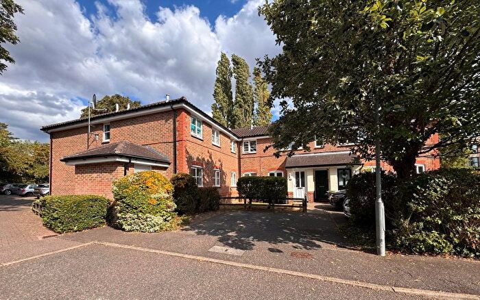 2 Bedroom Flat To Rent In Bryony Close, Loughton, IG10