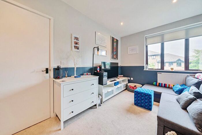 2 Bedroom Flat For Sale In Hanworth Lane, Chertsey, KT16