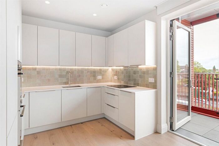 2 Bedroom Flat To Rent In Civic Avenue, Hammersmith, London, W6