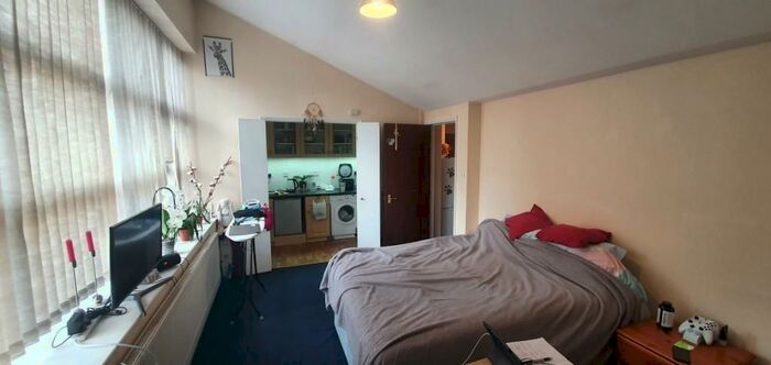 Studio To Rent In Seven Sisters Road, London, N4