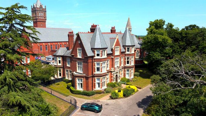 3 Bedroom Flat To Rent In Montague House, Repton Park, Woodford Green, IG8