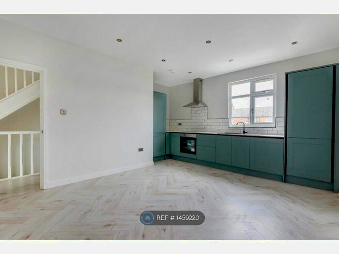 3 Bedroom Flat To Rent In Gorringe Park Avenue, Tooting (Close To Tooting Overground), CR4