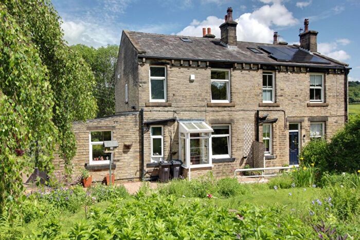 3 Bedroom Semi-Detached House For Sale In Oak View Luddendenfoot, HX2