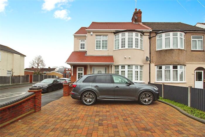 4 Bedroom End Of Terrace House To Rent In Dawes Avenue, Hornchurch, Essex, RM12